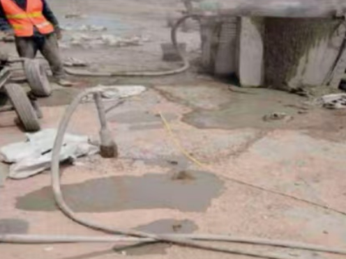 喀什水泥混凝土路面板底注浆技术 路面脱空注浆整治方案